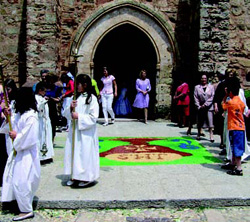 procesion sobre la alfombra